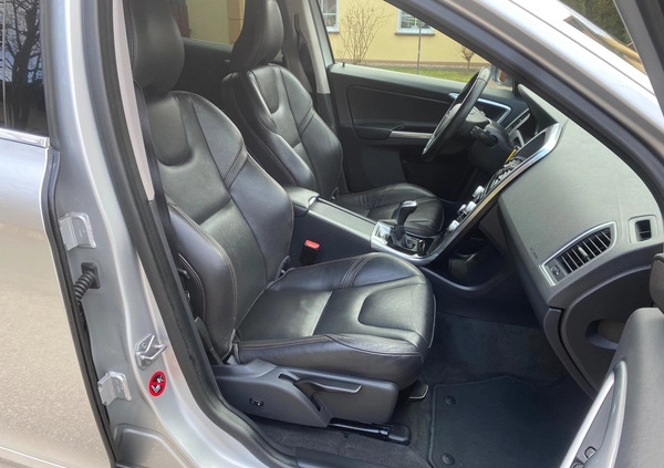 Volvo XC 60 cena 79999 przebieg: 125000, rok produkcji 2017 z Staszów małe 781